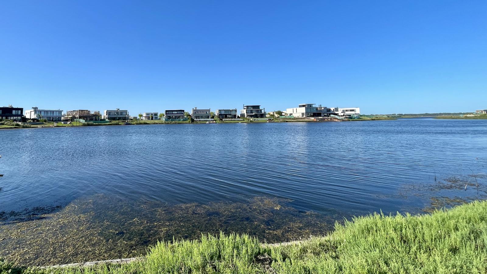 Lote a la laguna en venta en Puertos del Lago - Barrio Costas - Orientacion Norte - 2
