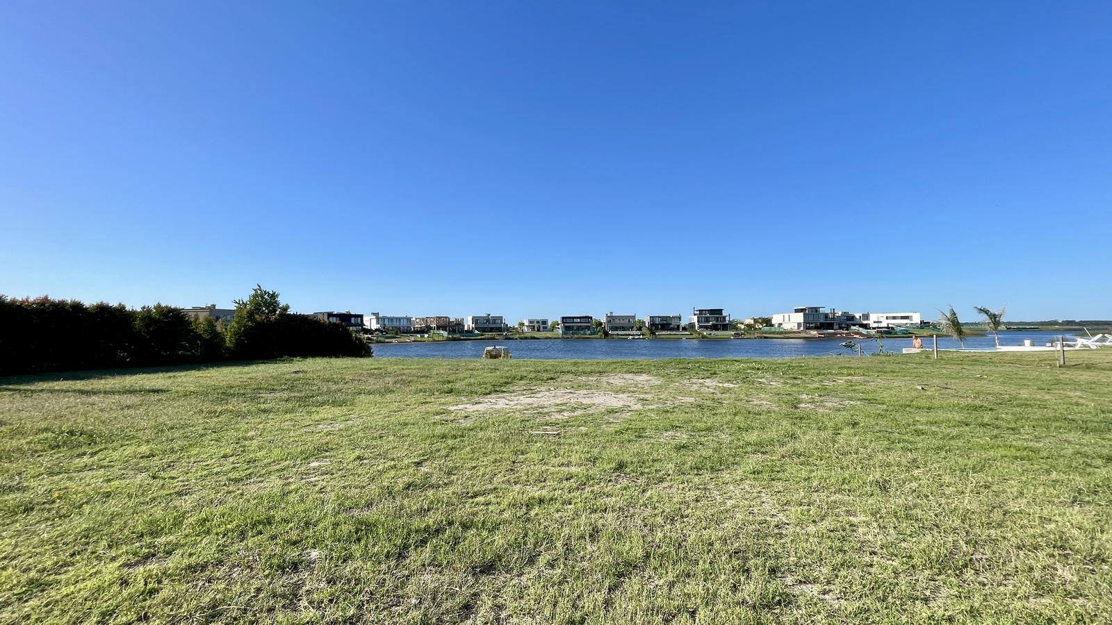 Lote a la laguna en venta en Puertos del Lago - Barrio Costas - Orientacion Norte - 3
