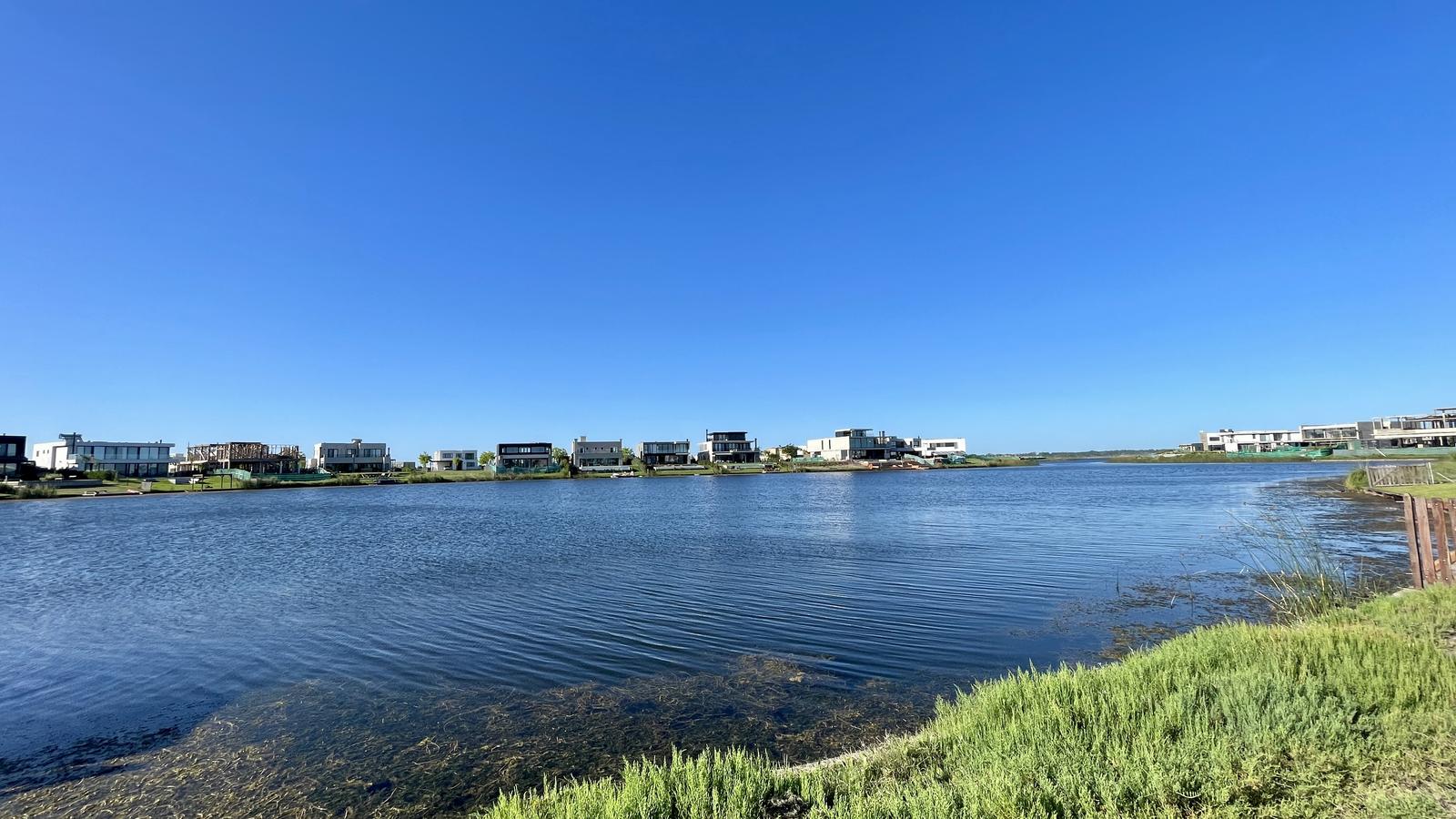 Lote a la laguna en venta en Puertos del Lago - Barrio Costas - Orientacion Norte - 5