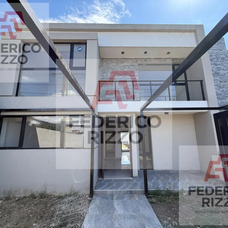EXCLUSIVA CASA EN VENTA 3 DORMITORIOS Y COCHERA DOBLE