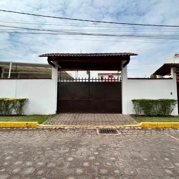 Casa con amplio terreno y alberca en La Asunción Metepec