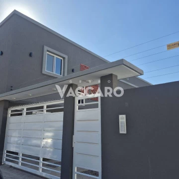 Venta de Casa 4 ambientes en Ituzaingó a Estrenar cochera y piscina 