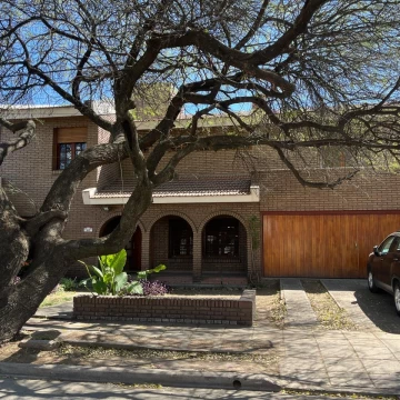 Casa en Villa Belgrano 5 dormitorios 2 con baño en suite, escritorio y gran parque