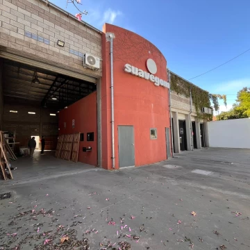 Deposito con importante vidriera comercial.