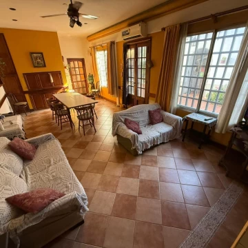 VENTA CASA 4 AMBIENTES CON COCHERA EN QUILMES APTO CRÉDITO