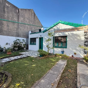 APTO CREDITO - Casa en venta de 4 ambientes con cochera - Villa Ballester