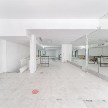 Local en venta en Palermo. Ancho de vidriera 5,50mts. Varias divisiones 6 baños Apto todo destino