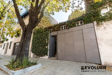 Venta Casa con jardín, pileta y 2 cocheras