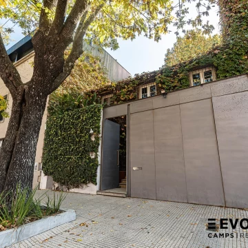 Venta Casa con jardín, pileta y 2 cocheras