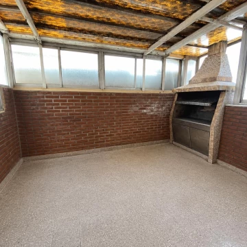 Departamento 4 ambientes con balcon y patio con parrila, piso alto en Caballito