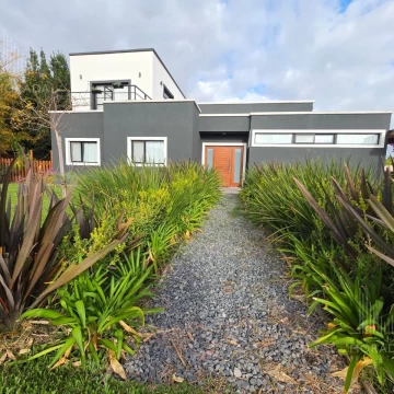 Casa en venta en Manzanares de 6 ambientes con pileta