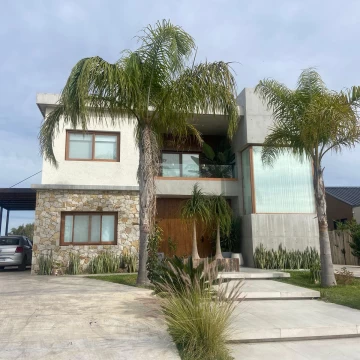Casa en Venta 4 dorm San sebastian Area 7 a Laguna