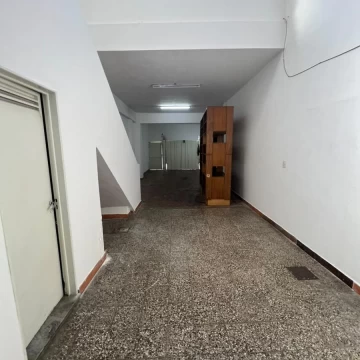 Local o deposito amplio, a metros de Bv Segui - ROSARIO