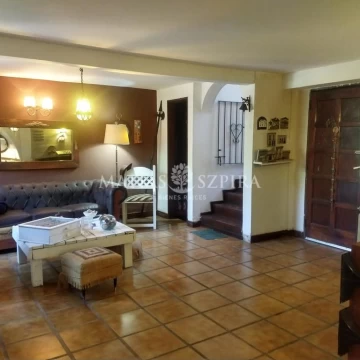CASA EN VENTA 4 AMBIENTES CASTELAR NORTE