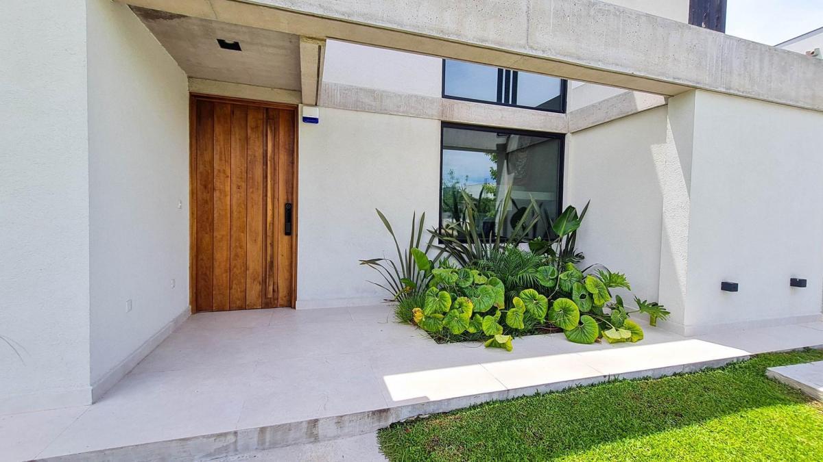 Casa en Ceibos, Puertos del Lago - Diseño Piscina y Full Equipamiento. - 3