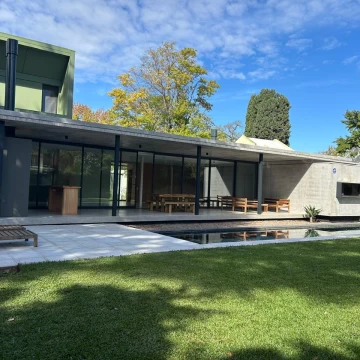 Casa en venta en Las Lomas de San Isidro. 3 dormitorios en suite. Pileta. A estrenar.