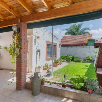PH 3 AMBIENTES AL FRENTE CON JARDIN, TERRAZA Y COCHERA