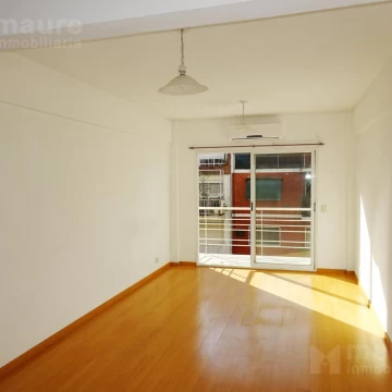 Semipiso en alquiler en Belgrano/Colegiales de 1 dormitorio y un pequeño escritorio