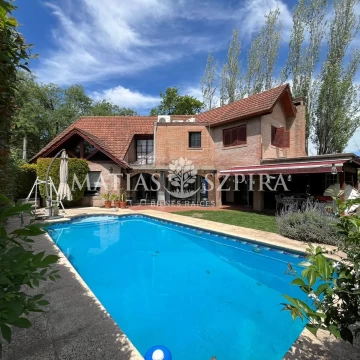 Venta casa 6 ambientes. Parque y pileta en barrio cerrado