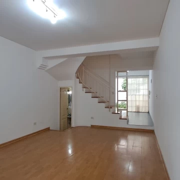Triplex en venta c/cochera, patio y terraza techada en Villa Urquiza