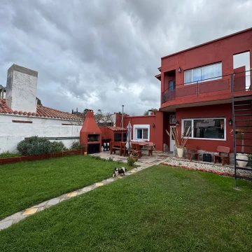 Casa 3 dormitorios con departamento independiente en el Centro