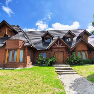 Casa en venta en Villa Sarmiento, 6 ambientes con pileta.