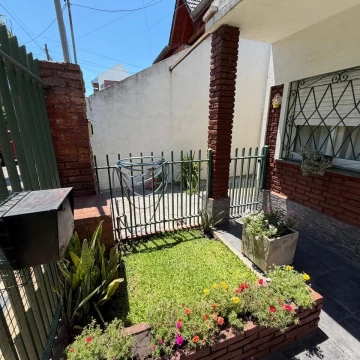 CASA 3AMB EN RAMOS MEJIA C/ DPTO DE 2AMB Y PATIO