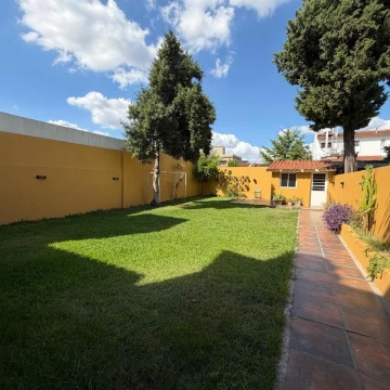 VENTA CASA 4 AMBIENTES GARAGE JARDIN BARRIO PILETA