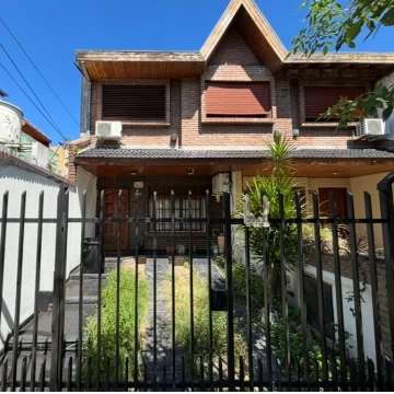VENDE DUPLEX 4 AMBIENTES EN VILLA REAL CON GARAGE  Y PATIO