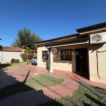 HERMOSO CHALET  CON PARQUE Y PILETA