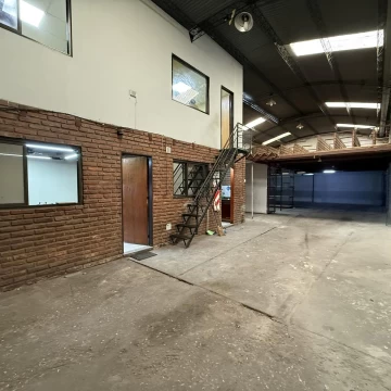 Galpón con oficinas en constitucion y rioja