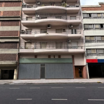 Excelente local en Flores, Caba- 650 mts- 14 metros de frente.