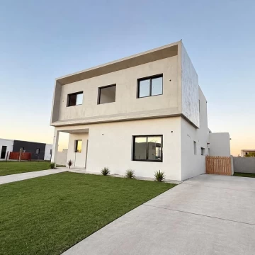 Casa en venta 3 dorm + Estudio Santa Elisa Pilar del Este
