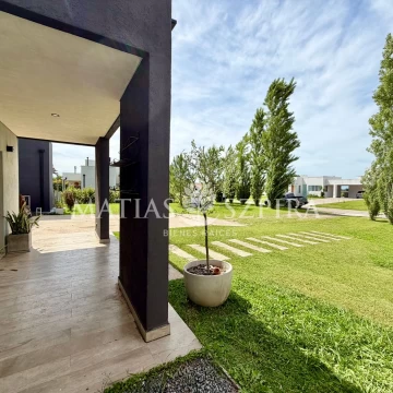 Casa 5 ambientes en Comarcas de Luján San Roque