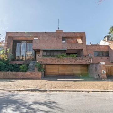 Casa en venta de 7 ambientes, 3 cocheras en Belgrano R. Opcion compra en block casa lindera