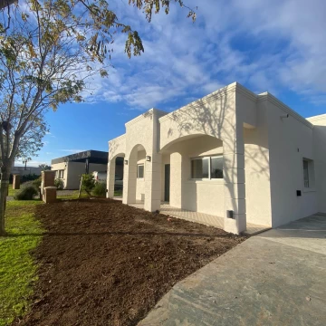 Casa en Venta 3 dorm + Estudio San Ramon Pilar del Este