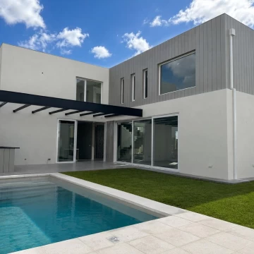 Venta Excelente casa moderna, lote interno, 5 ambientes, 3 suites - Barrio Carpinchos, Nordelta