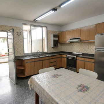Propiedad en Block sobre Lote de 8.66x41.34 Local comercial   3 deptos. en Parque chacabuco