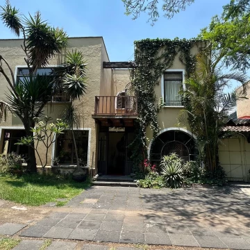 CASA EN VENTA EN COYOACAN, AMPLIO JARDÍN Y CASA SECUNDARIA