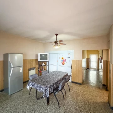 CASA DE DOS HABITACIONES CON COCHERA