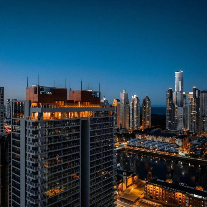 3 ambientes  en venta de 126 mts con dos cocheras en Quartier Del Bajo - Piso Alto - Puerto Madero.
