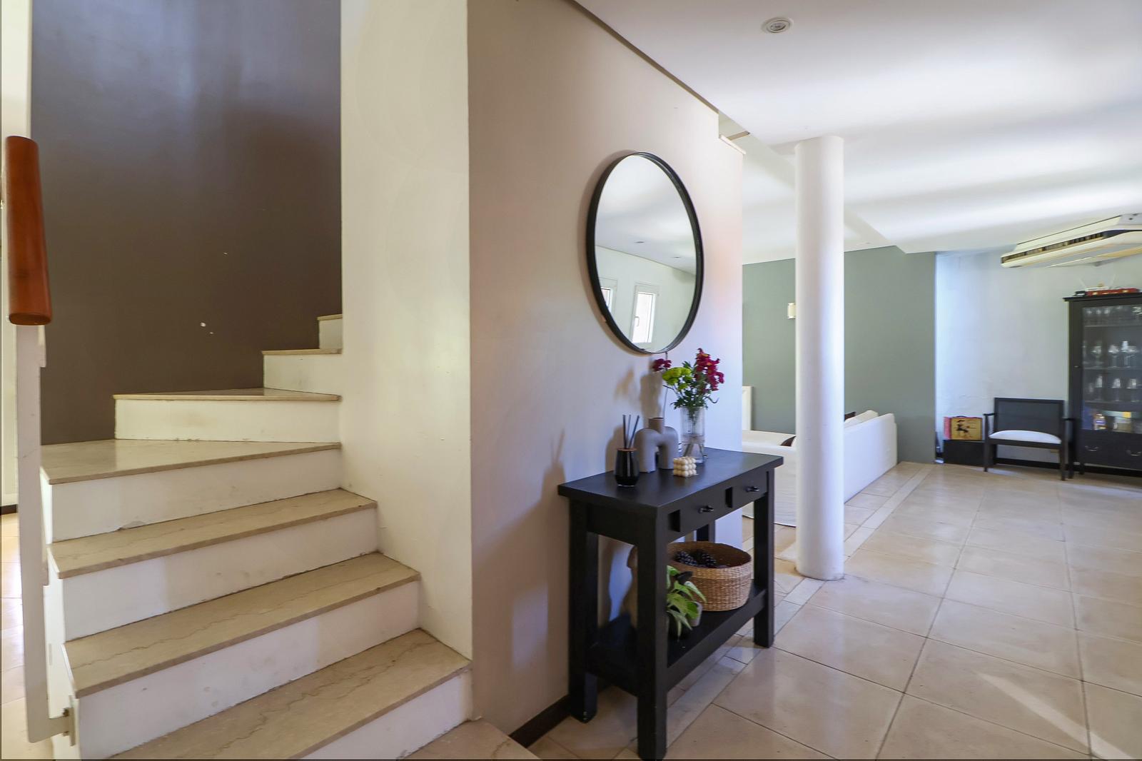 Hall y escaleras hacia arriba