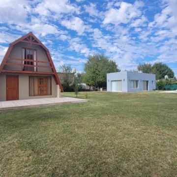 Venta Casa 3 Ambientes con Quincho y Piscina en Parque Jularó, Exaltacion de la Cruz