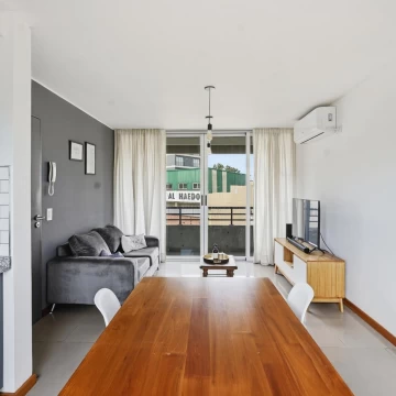 Venta semipiso 2 ambientes con balcón en Haedo centro.