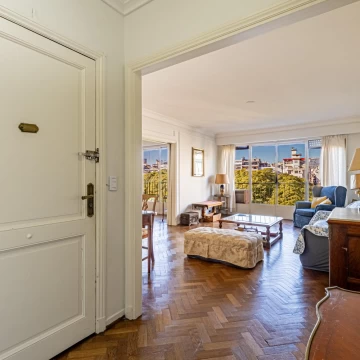 Venta piso de 4 ambientes con cochera en plaza Vicente Lopez Recoleta