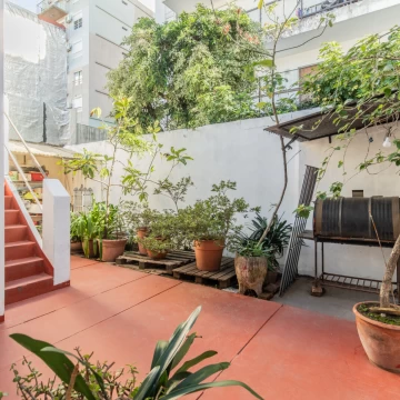 Oportunidad única 5 amb y oficina. 2 baños, garaje, 2 patios, lavadero y terraza.
