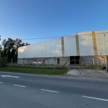 Galpón Industrial sobre la Calle Caamaño a un minuto de la Ruta 25