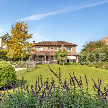 Casa en Las Liebres 4 dormitorios, escritorio, jardin y piscina