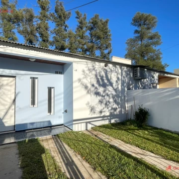 Departamento de Dos habitaciones en alquiler en Lujan, con patio y entrada para autos