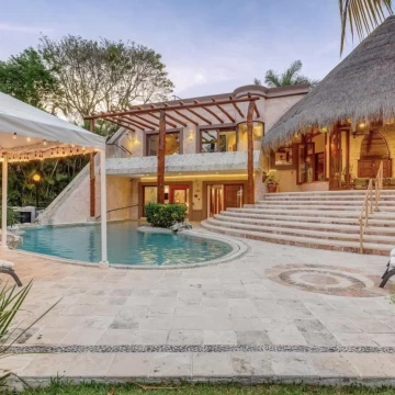 Serena House 5 bd on golf course. Playacar Phase II. Pakal